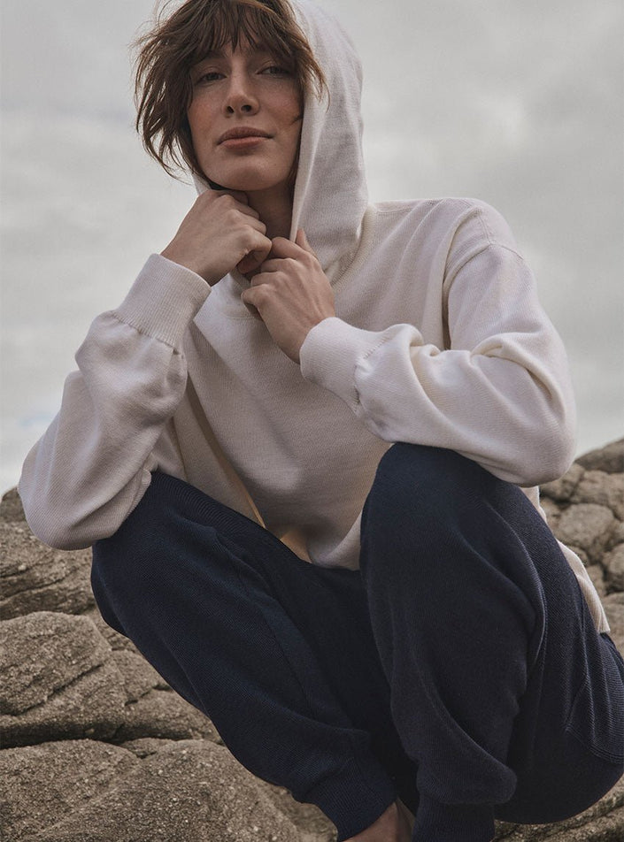 Pull Claude blanc naturel vue de face avec le joggpant adrienne bleu marine