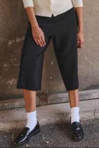 Allure minimaliste avec une jupe-culotte noire