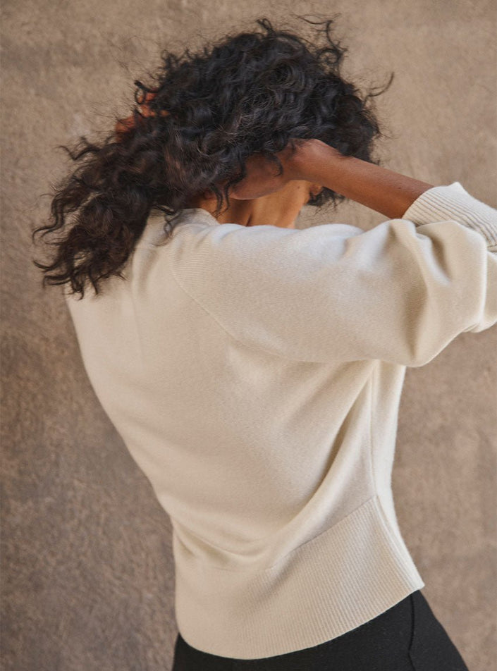 Vue de côté gilet Carole blanc crème, coupe ajustée et manches raglan