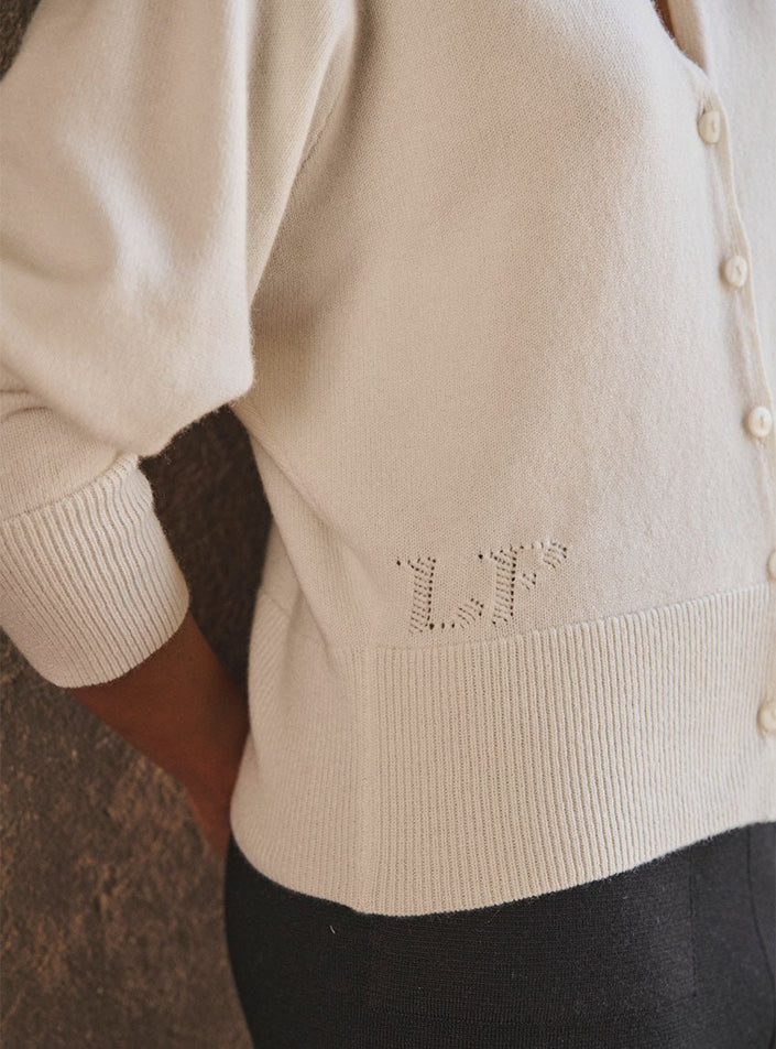 Détail sigle LF ajouré gilet Carole blanc crème, maille jersey