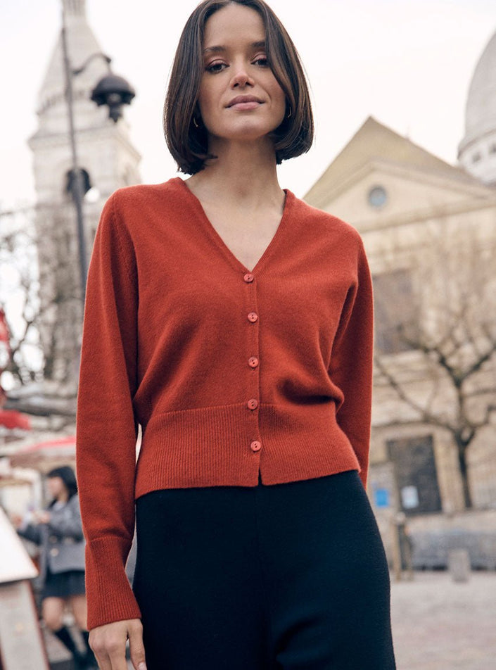 Gilet Carole marron noisette porté, coupe courte cintrée, maille fine