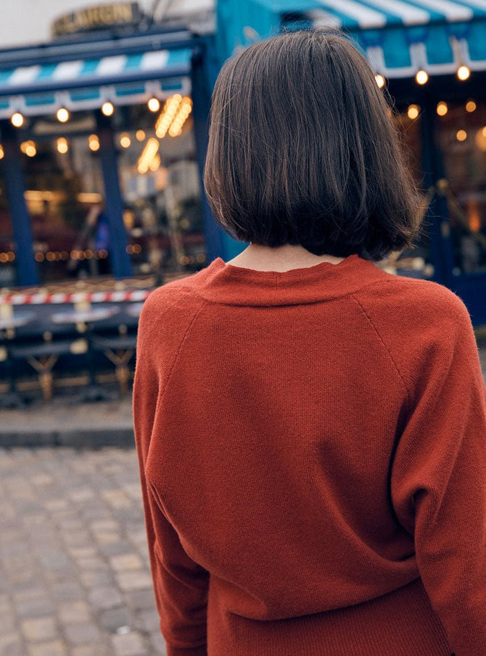 Vue de dos gilet Carole marron noisette, coupe ajustée