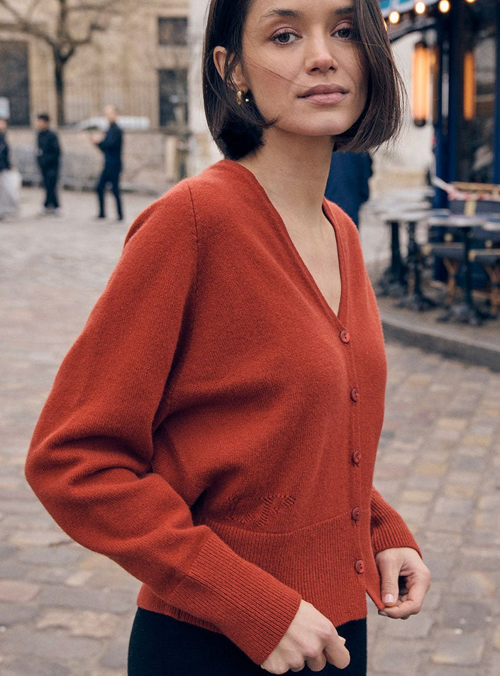 Look femme gilet marron noisette, encolure V et manches raglan