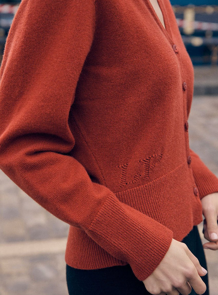 Détail sigle LF ajouré gilet Carole marron noisette, maille jersey