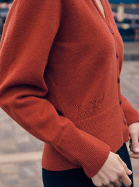 Détail sigle LF ajouré gilet Carole marron noisette, maille jersey