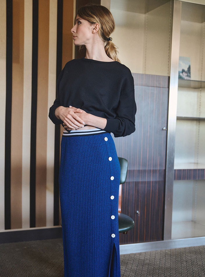 Jupe Charlotte bleu mouliné portée, look chic et moderne