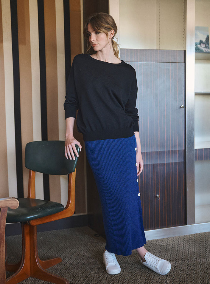 Jupe Charlotte bleu mouliné portée, look chic et moderne portée avec le pull Agathe