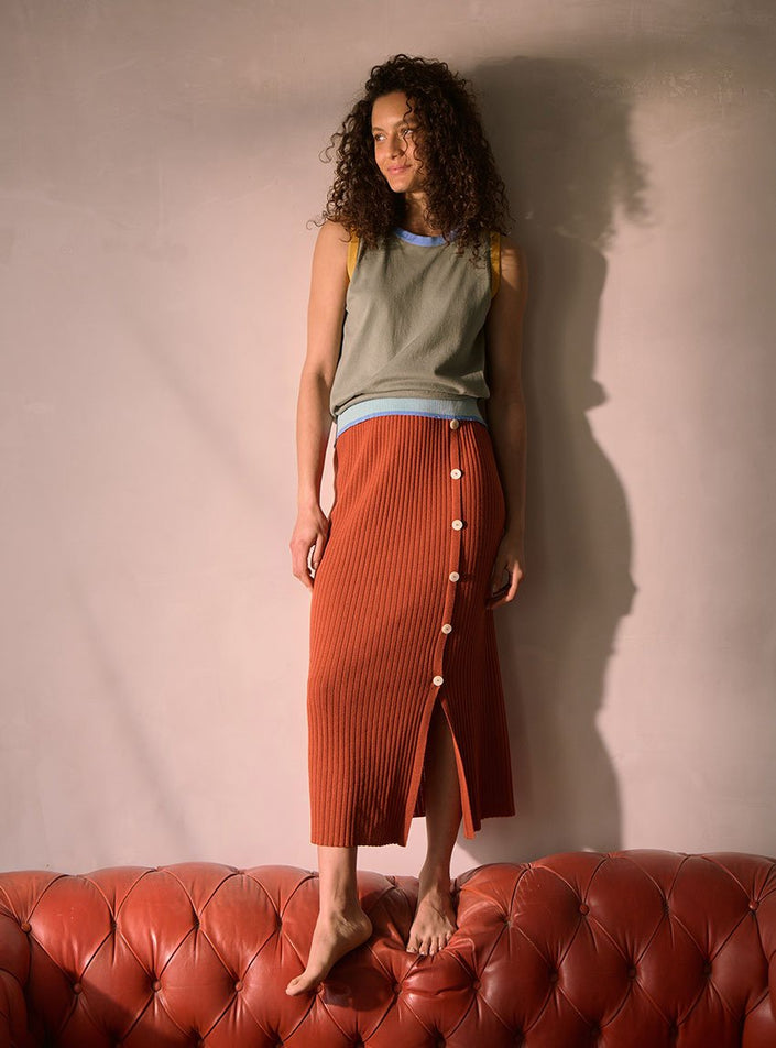 Vue de face jupe longue Charlotte orange caramel, silhouette élégante