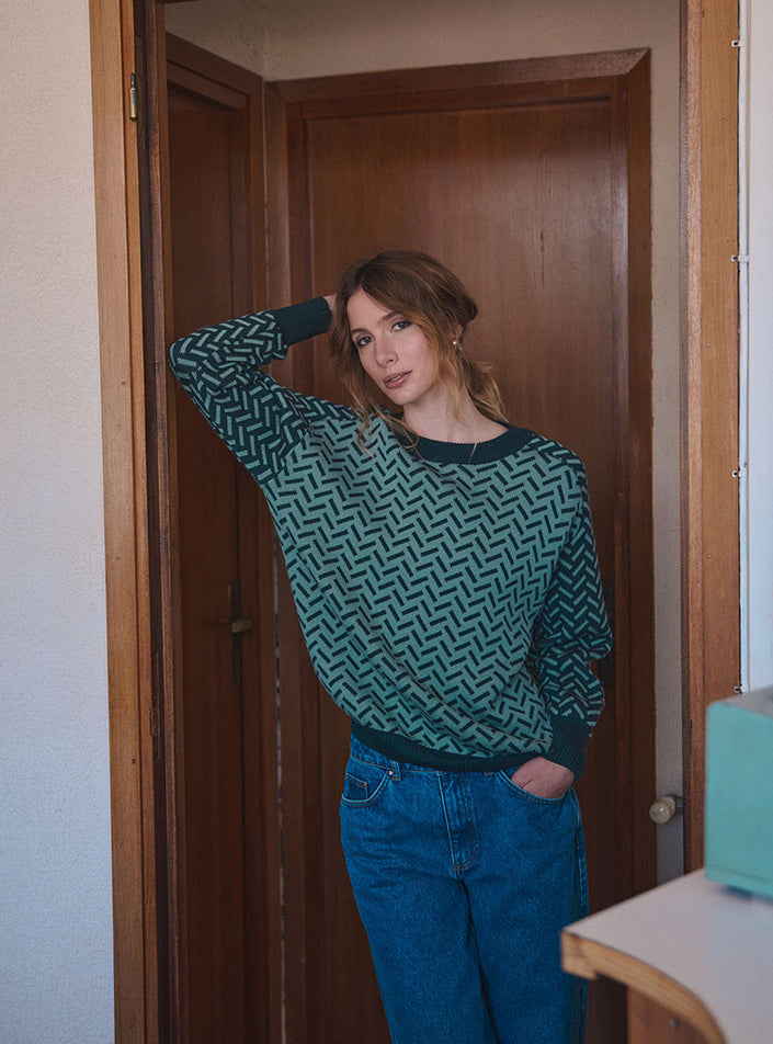 Texture tricotée mise en valeur par le motif du pull cindy vert sauge