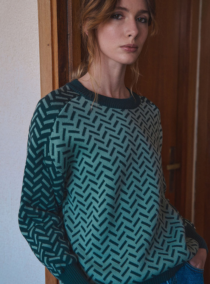 Allure contemporaine portée par le graphisme sur le pull cindy vert sauge