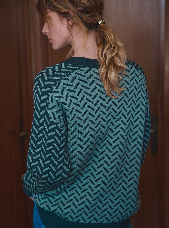 Jeu de répétition visuelle sur maille du pull cindy vert sauge