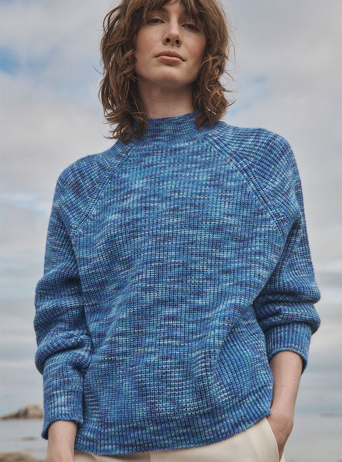 Pull Clara bleu pixel porté, maille perlée, col montant, emmanchures raglan