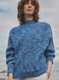 Pull Clara bleu pixel porté, maille perlée, col montant, emmanchures raglan