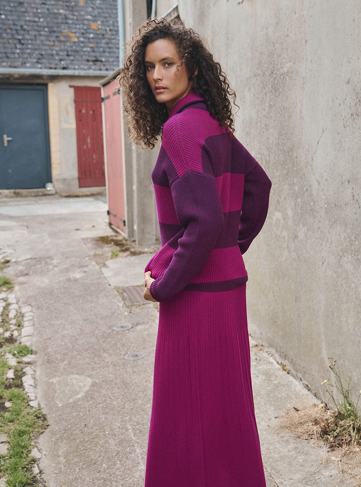 Col camionneur zippé Pull Claudia violet nuit porté sur jupe Alexandra violet 