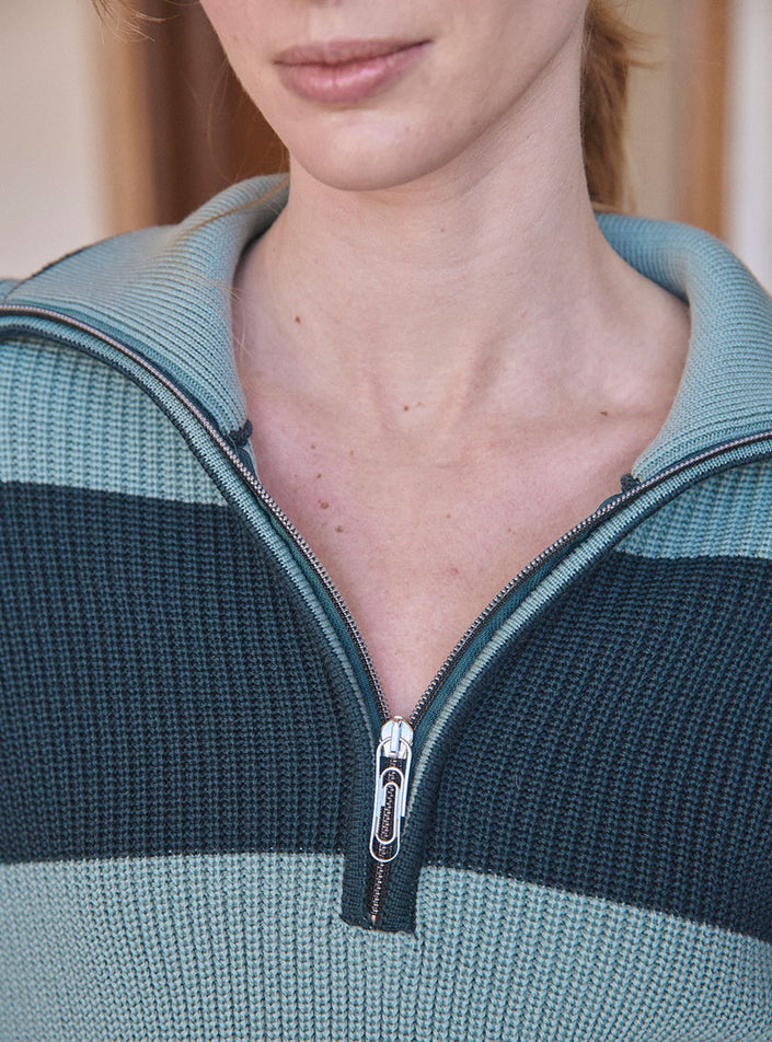 Détail pull camionner Claudia vert sombre curseur trombonne