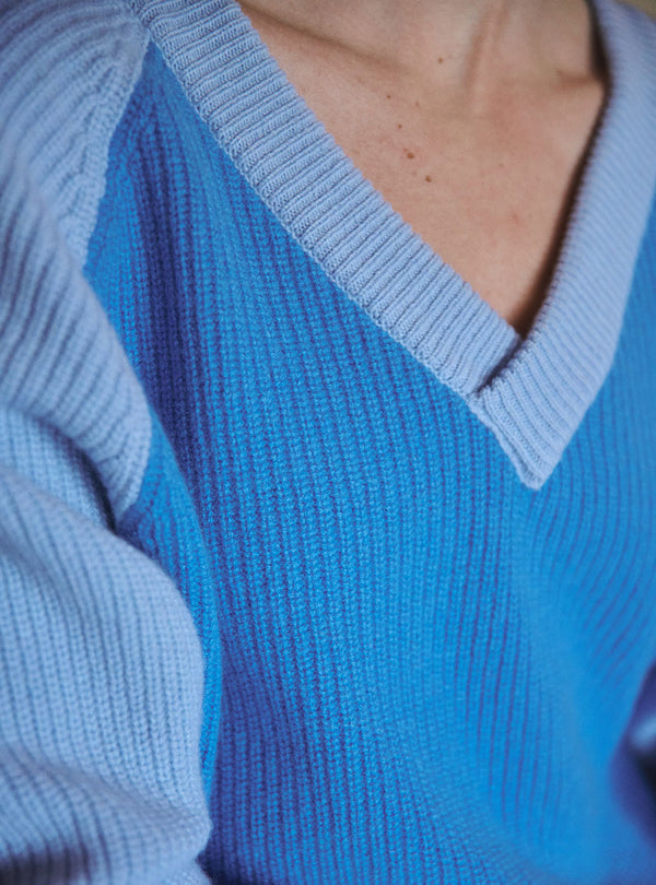 détail des finitions pull clémence bleu infini
