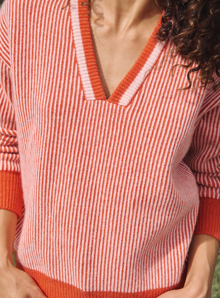 Détails col v et bords côtes pull Cléo rayé orange et rose