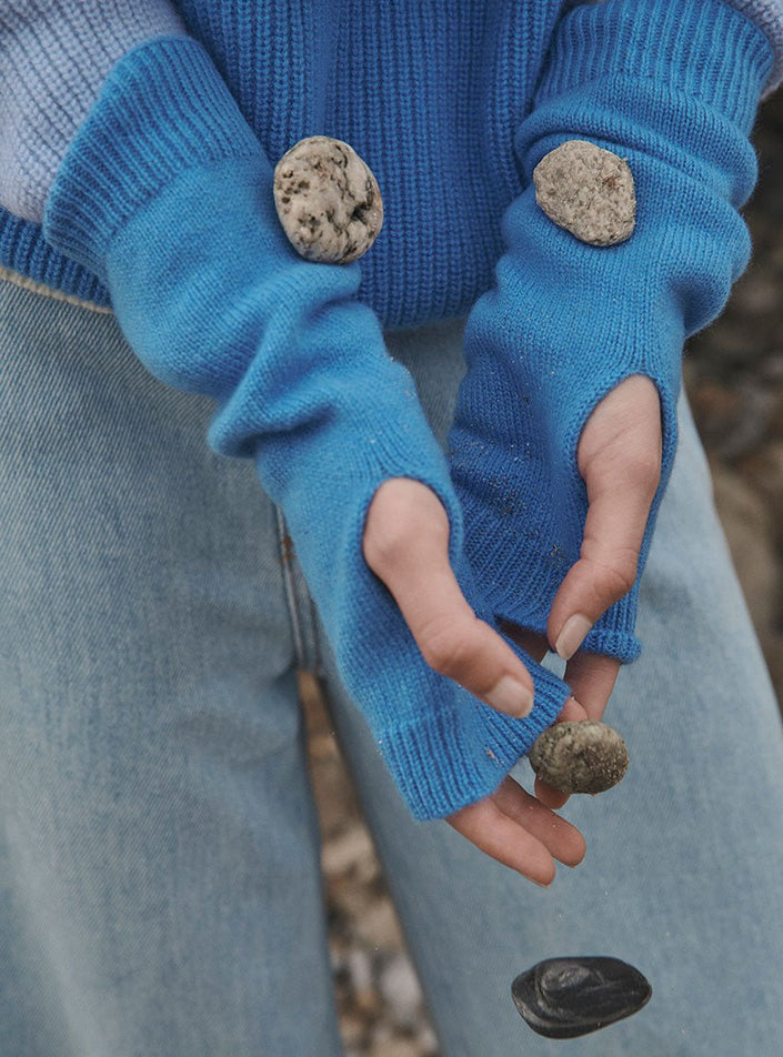 Mitaines coralie bleu infini en maille porté