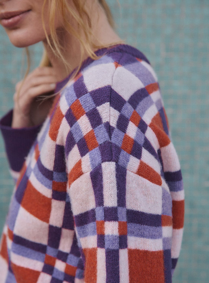 Detail maille jacquard pull Charlie violet nuit, manches descendues