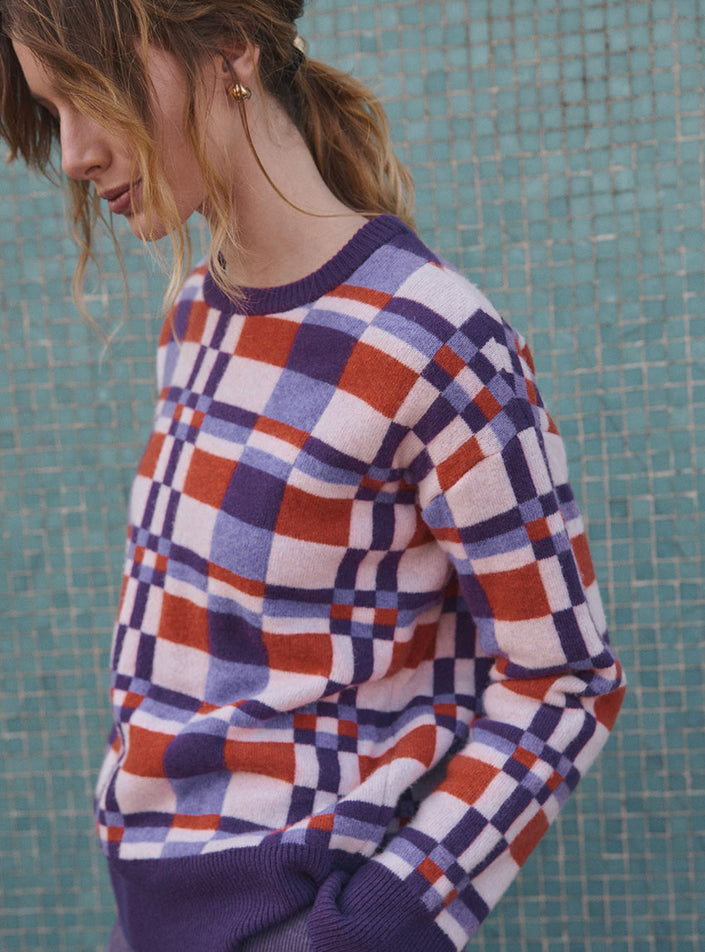 Pull Charlie violet nuit vue de côté, maille jacquard colorée