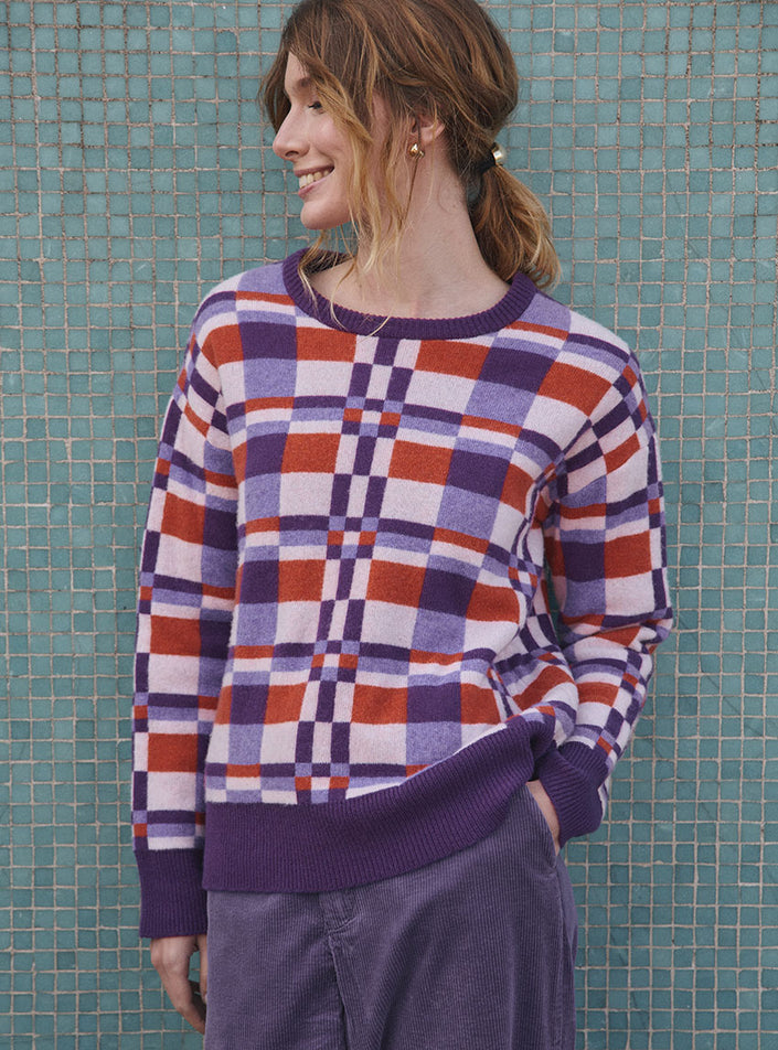 Pull Charlie violet nuit porté, motif jacquard graphique, coupe oversizev