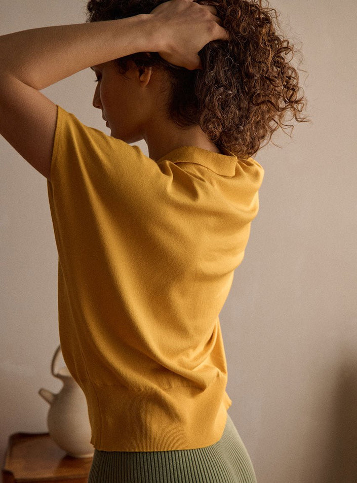 Design minimaliste porté par un jaune éclatant