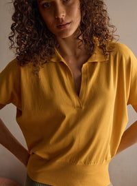 Jaune d’or valorisant la construction du polo