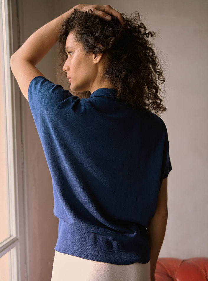 silhouette moderne avec polo delphine bleu marine