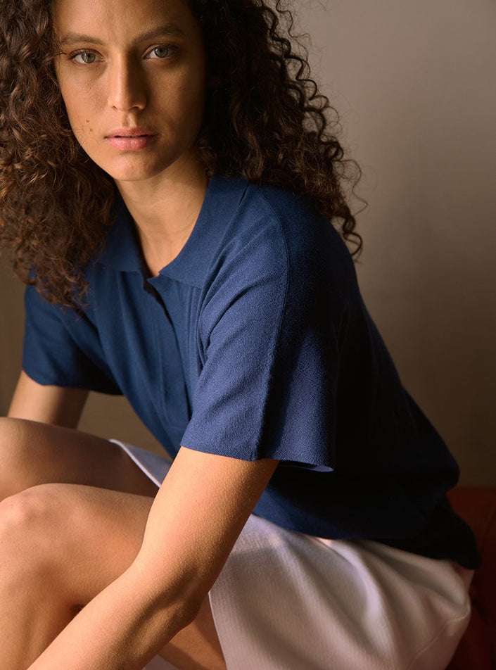 polo delphine bleu marine coupe droite équilibrée