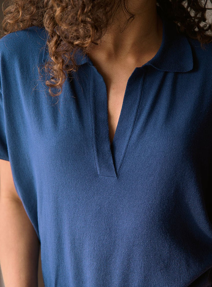 col du polo delphine bleu marine détaillés