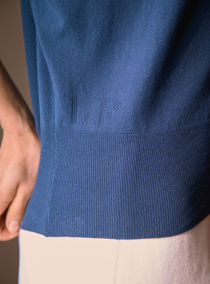 détail des finitions sur polo delphine bleu marine