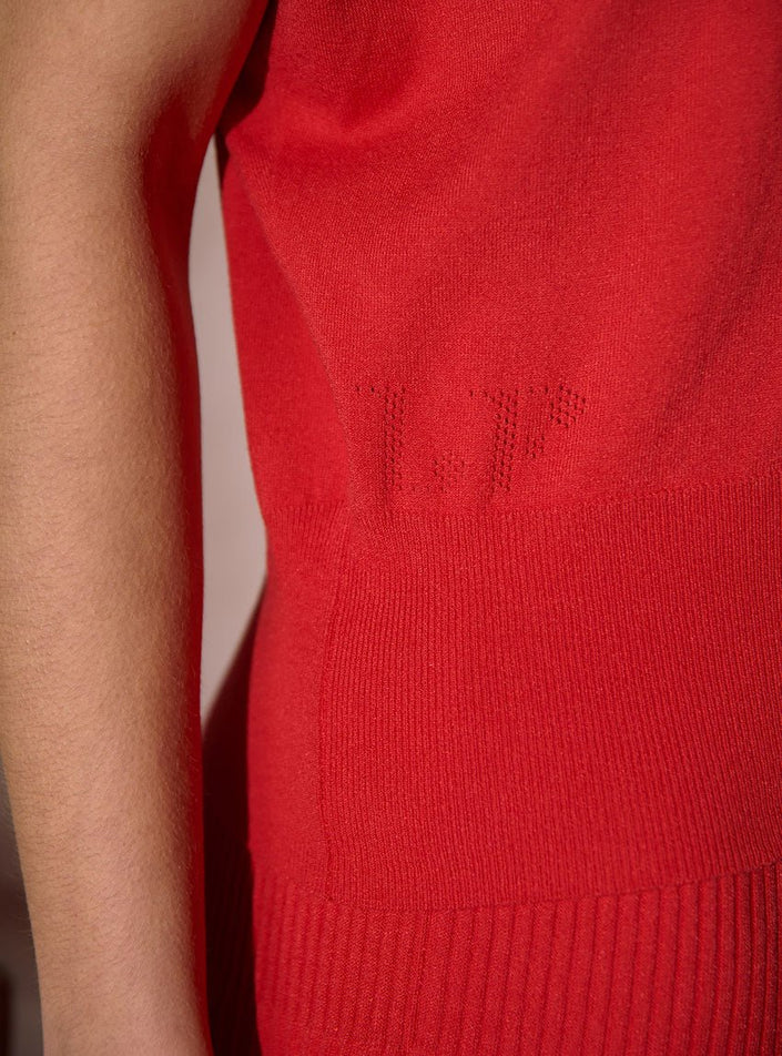 détail textile sur polo delphine rouge lipstick