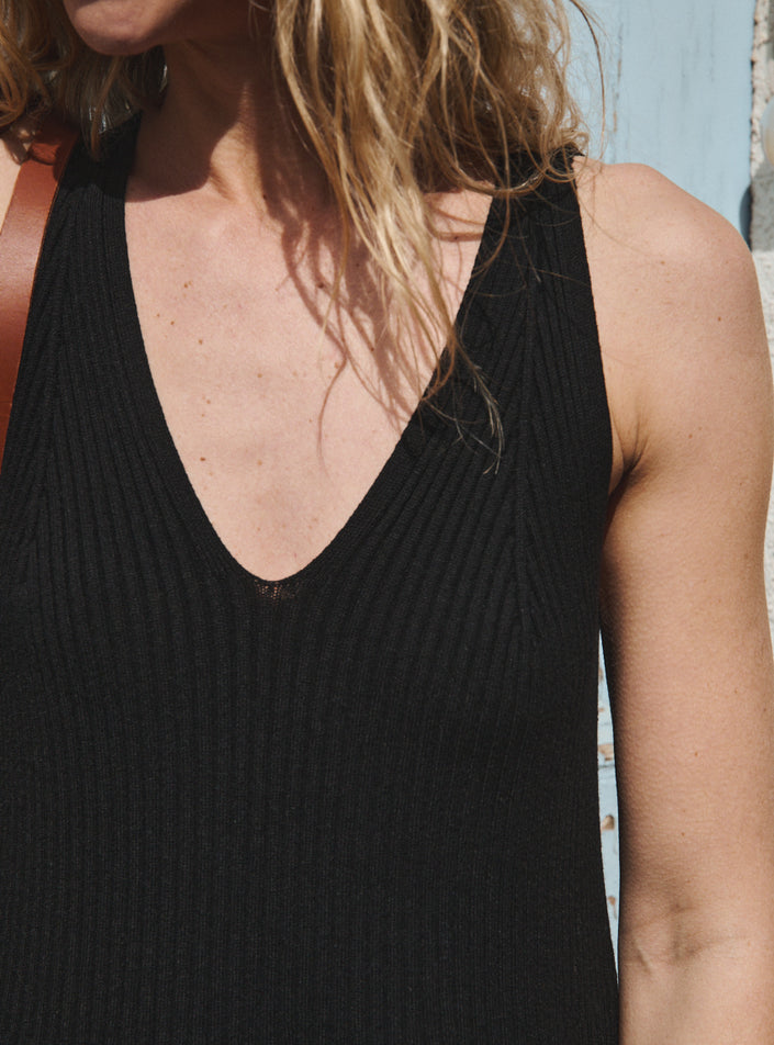 robe diana noir robe longue maille côtelée noire coupe fluide élégante