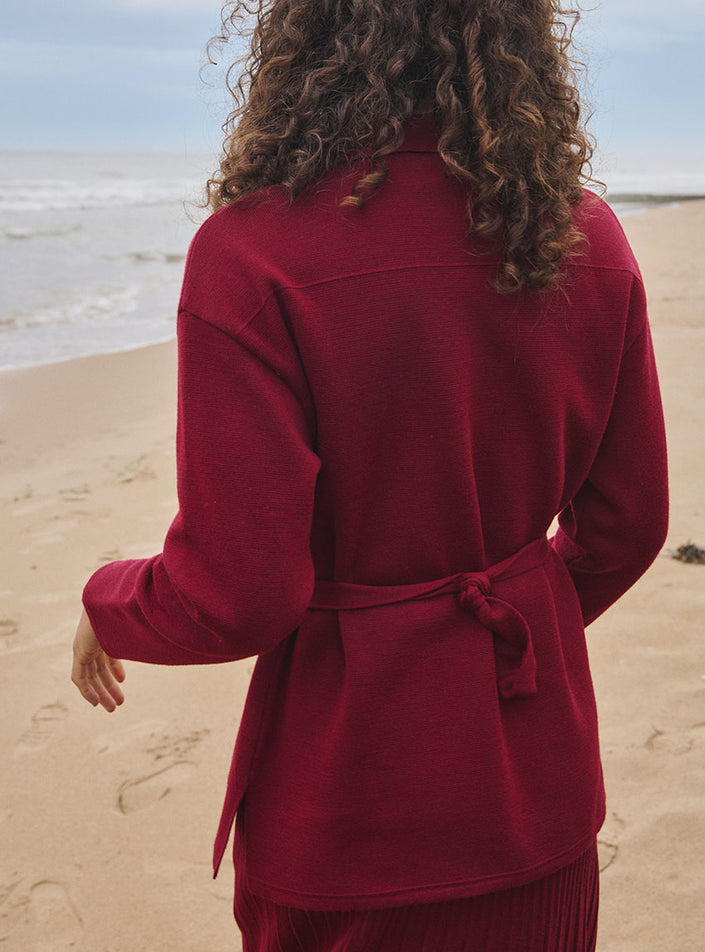 Vue arrière de la veste saharienne Ella rouge bourgogne, 