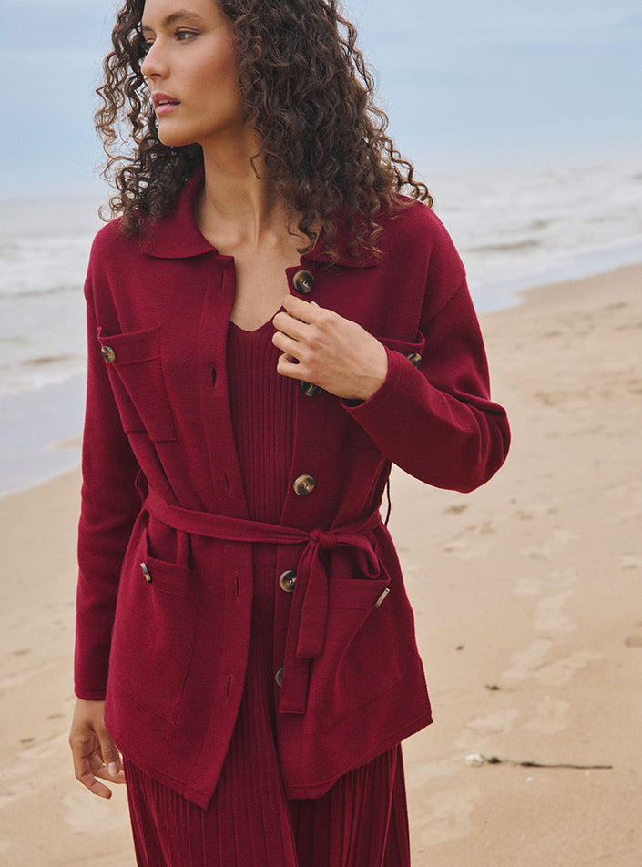 Ceinture nouée à la taille sur la veste Ella rouge bourgogne, vue de face