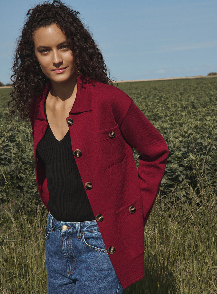 look casual chic Veste Ella rouge bourgogne portée ouverte