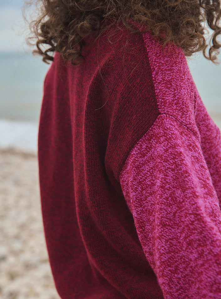 Détail du dos rouge terre contrasté du pull Eva