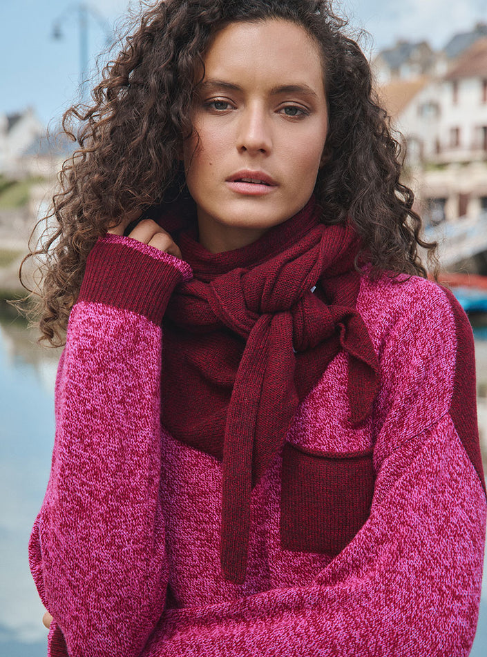 Pull col rond Eva portée avec écharpe pointe Evan rouge terre