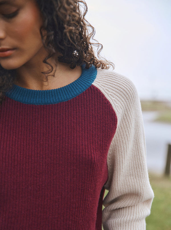 Détail du tricot régulier sur le buste bordeaux