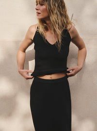 top eloise noir top en tricot noir coupe ajustée chic