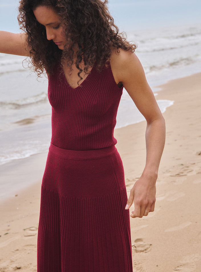 top éloïse rouge bourgogne en maille côtelée col V