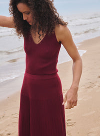 top éloïse rouge bourgogne en maille côtelée col V