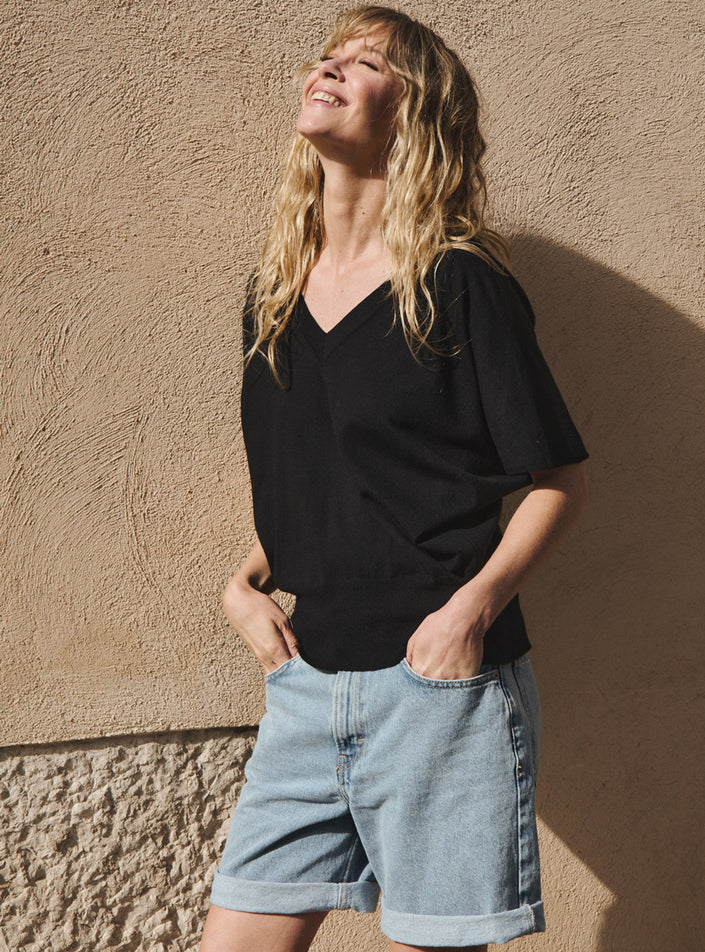 pull félicité noir pull femme en maille fine avec col V élégant