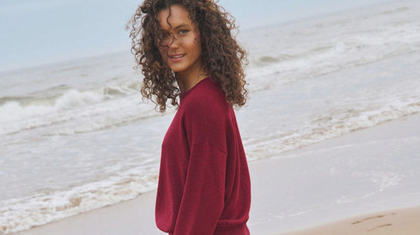 bannière lookbook pull agathe rouge bourgogne en extérieur